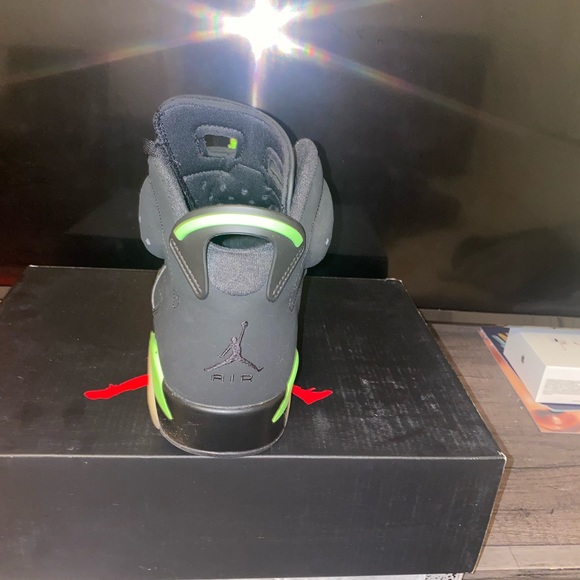 I’m selling electric greens 6s, it’s a size 10 - Picture 3 of 8